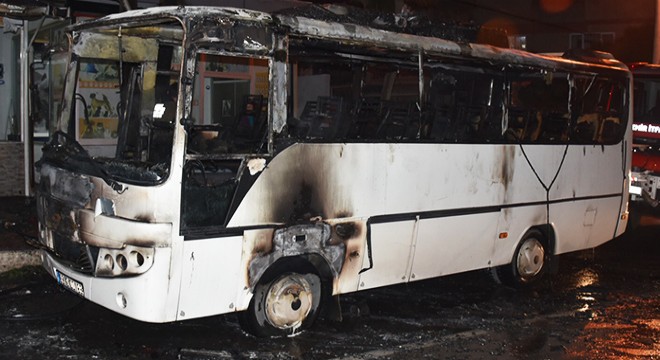Servis midibüsü seyir halindeyken alev aldı