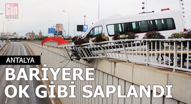 Servis minibüsü, çarptığı bariyere asılı kaldı
