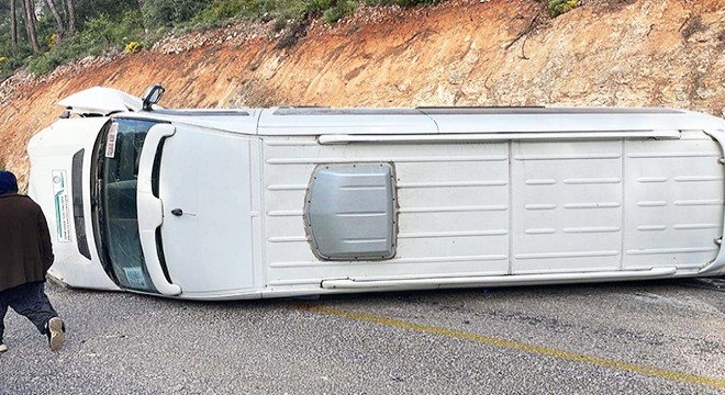 Servis minibüsü devrildi: 8'i öğretmen 10 yaralı