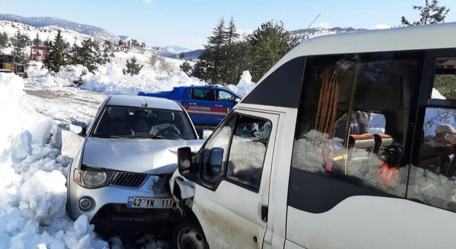 Servis minibüsü ile kamyonet çarpıştı: 8 yaralı