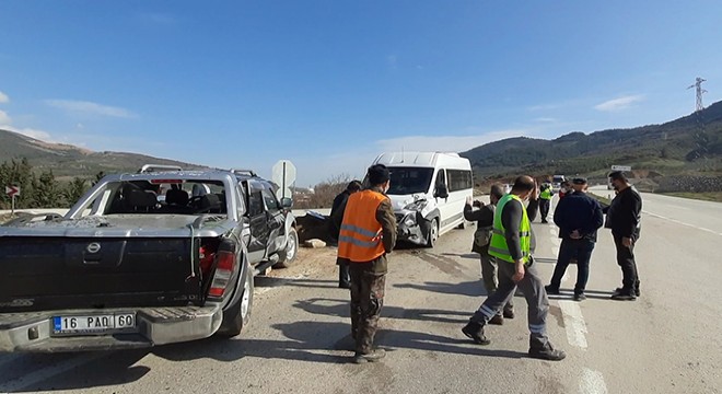 Servis minibüsü kamyonet ile çarpıştı: 1 yaralı