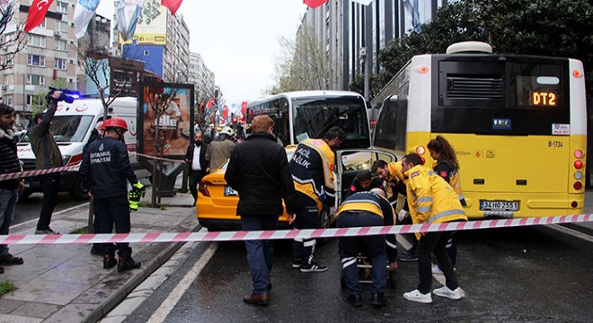 Servis minibüsü önce iki İETT otobüsüne, ardından taksiye çarptı