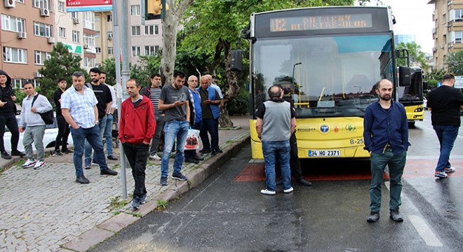 Servis minibüsü otomobile çarptı: 4 yaralı