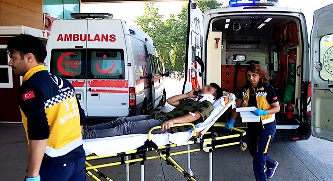 Servis minibüsü otomobile çarptı: 4 yaralı