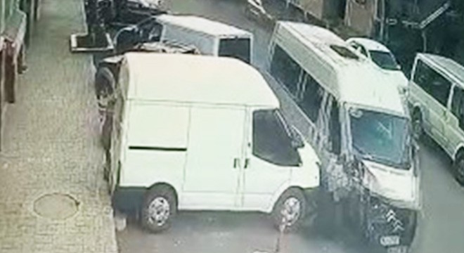 Servis minibüsü park halindeki 8 araca çarptı