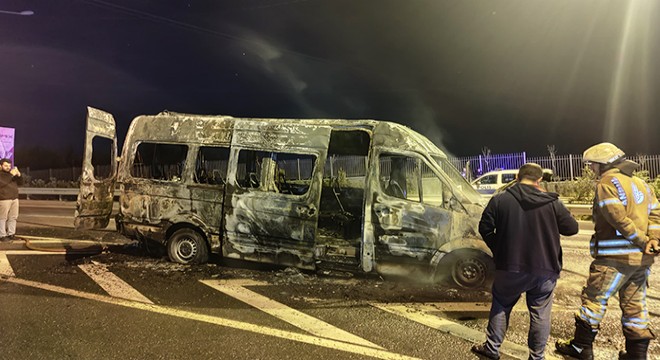 Servis minibüsü yandı