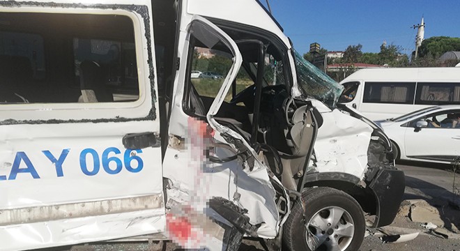 Servis otobüsü, minibüse çarptı: 6 yaralı