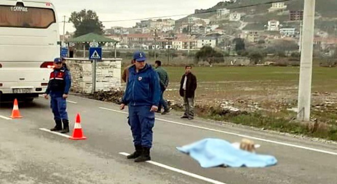 Servis otobüsünün altında kalan yaşlı kadın, öldü