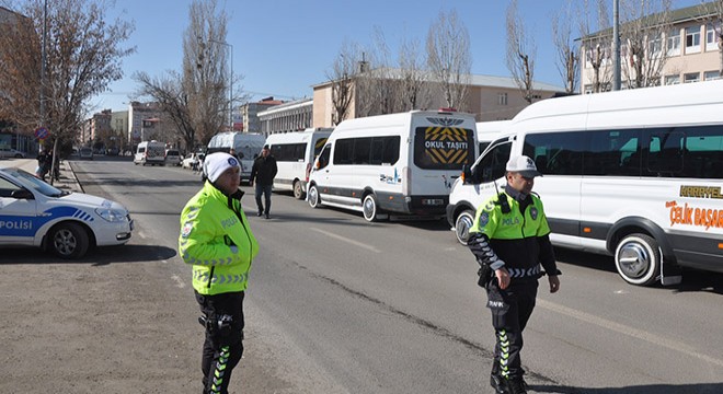 Servis sürücülerinden konvoylu 'zam' eylemi