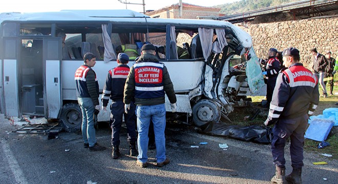 Servis aracı ile TIR çarpıştı: 4 ölü, 8 yaralı (2)- Yeniden