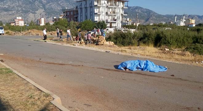 Servis beklerken,savrulan araçların çarpmasıyla öldü