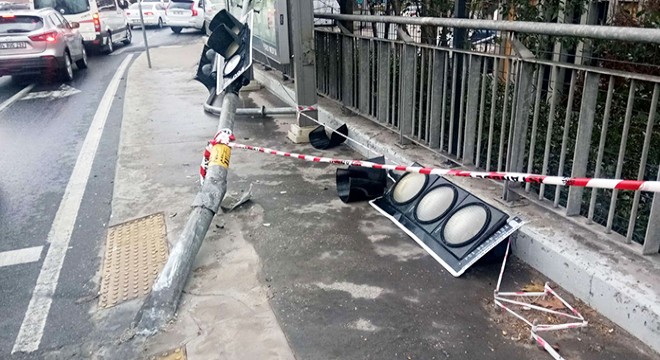 Servis midibüsü elektrik direğine çarptı; trafikte yoğunluk oluştu