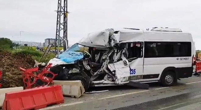 Servis minibüsü ile midibüs çarpıştı: 1 ağır 6 yaralı