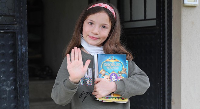 Sesini videoyla duyurdu, ekipler evine kitap götürdü