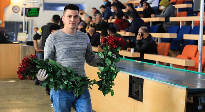 Sevgililer Günü çiçekleri Antalya'daki mezatta...