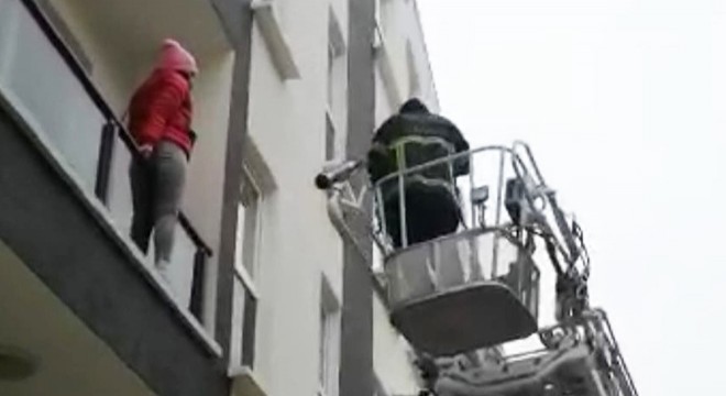 Sevgilisinin eve kilitlediği Bahar'ı itfaiye kurtardı