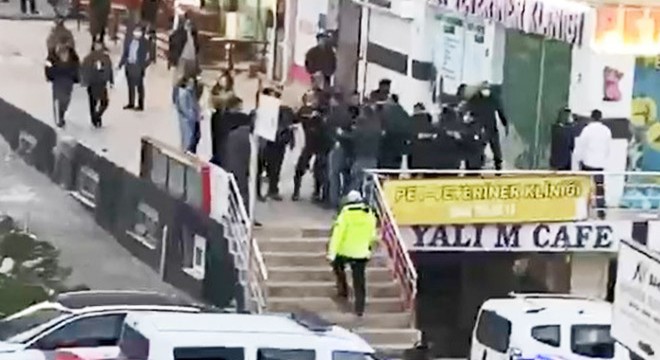Sevgilisiyle ilişki yaşadığını öne sürdüğü kadının misafir olduğu evi bastı