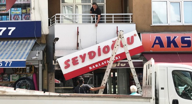 Seydioğlu'nun tabelaları indiriliyor