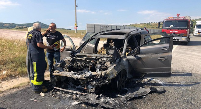 Seyir halinde alev alan otomobil yandı