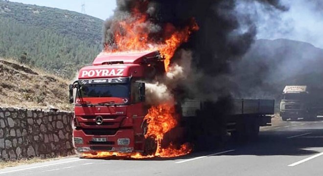Seyir halindeki TIR, alev alev yandı