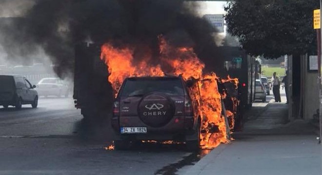 Seyir halindeki cip alev alev yandı