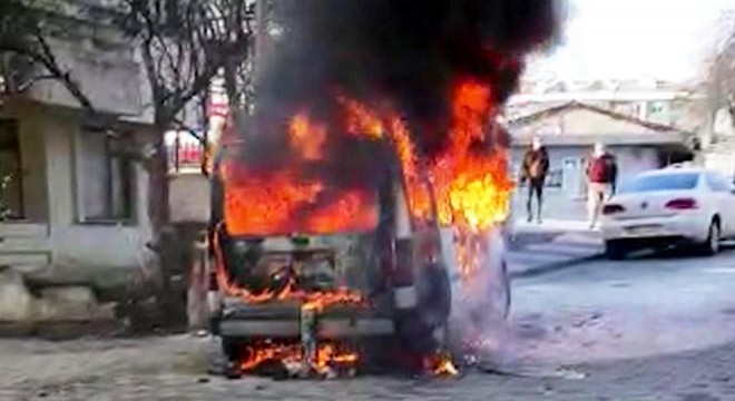 Seyir halindeki hafif ticari araç, alev alev yandı