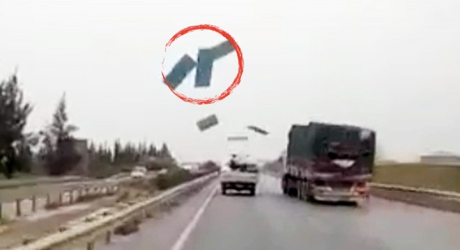 Seyir halindeki kamyonetten minderler yola saçıldı