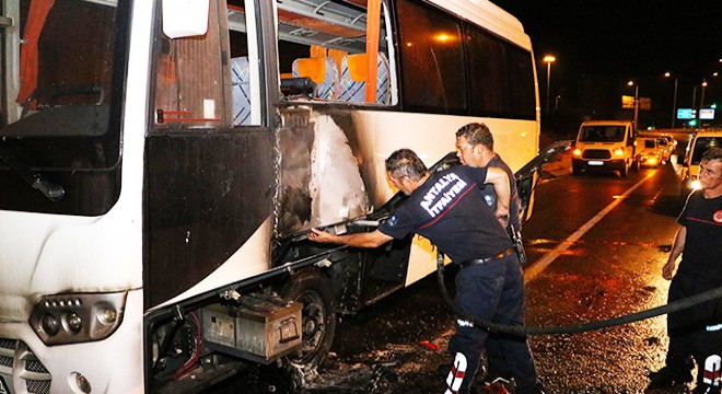 Seyir halindeki midibüs yandı