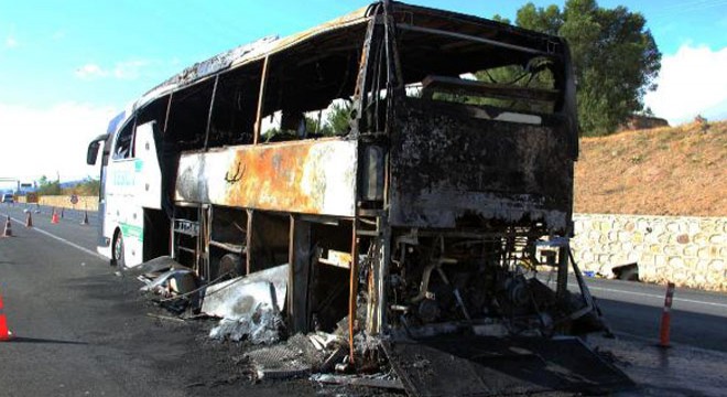 Seyir halindeki otobüs yandı