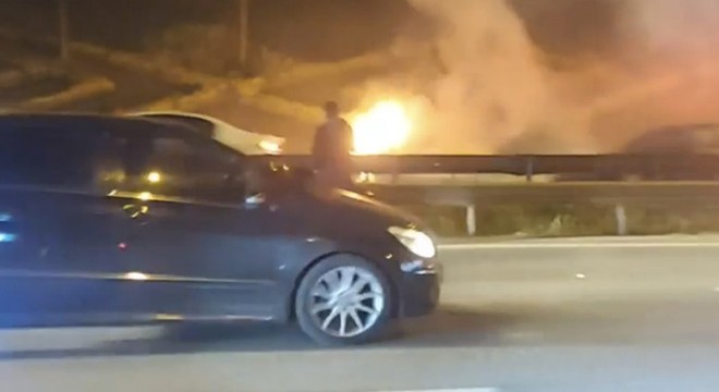 Seyir halindeki otomobil alev alev yandı