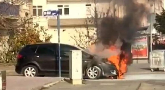 Seyir halindeki otomobil alev alev yandı