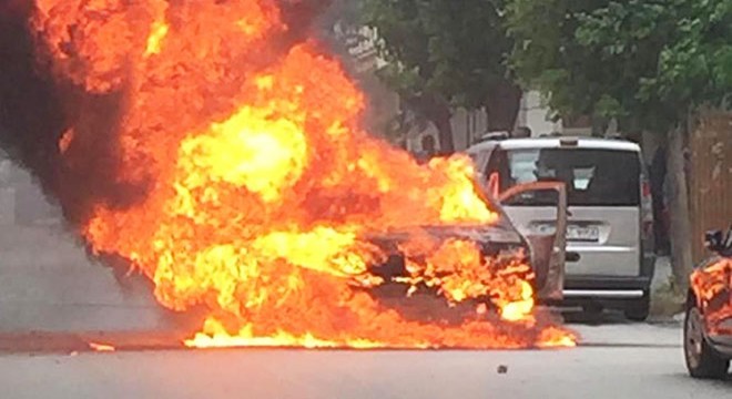 Seyir halindeki otomobil alev alev yandı