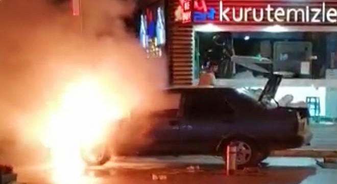 Seyir halindeki otomobil alev alev yandı