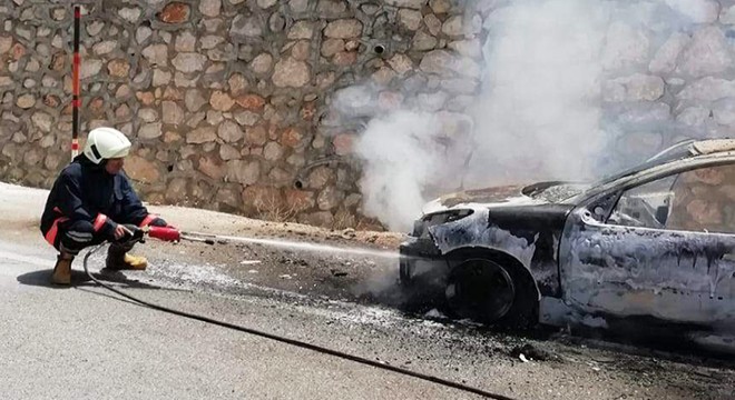Seyir halindeki otomobil yandı