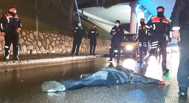 Seyir halindeki otomobilin önüne atlayan genç ağır yaralandı