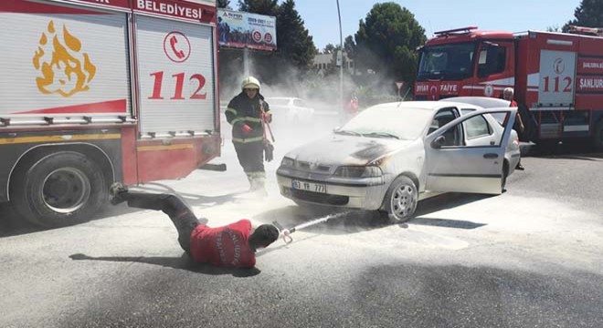 Seyir halindeyken alev alan otomobil yandı