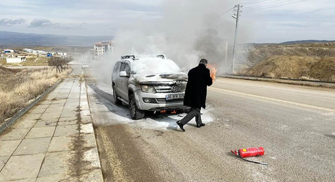 Seyir halinde alev alan hafif ticari araç yandı