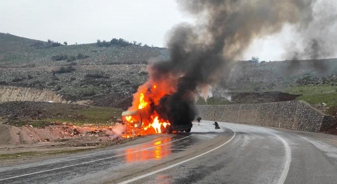 Seyir halindeki TIR, alev alev yandı