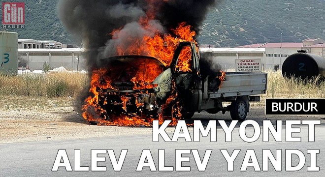 Seyir halindeki kamyonet alev alev yandı