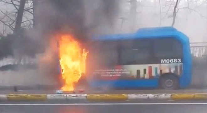 Seyir halindeki minibüs alev alev yandı