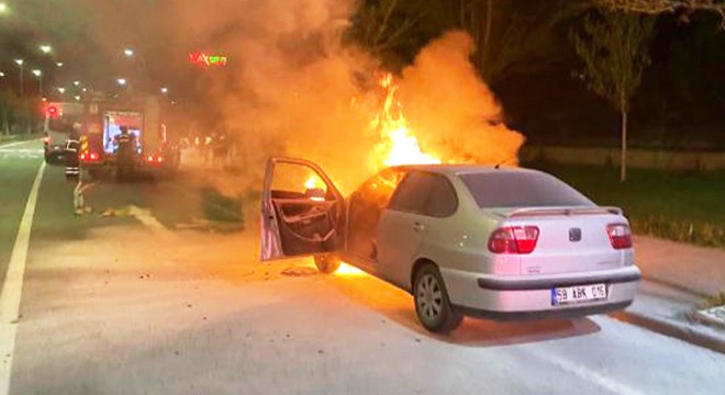 Seyir halindeki otomobil alev aldı