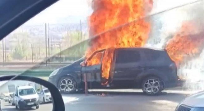 Seyir halindeki otomobil alev alev yandı