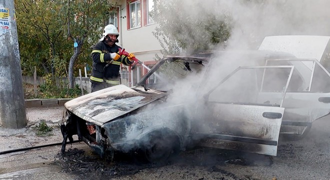 Seyir halindeki otomobil yandı