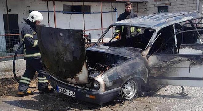 Seyir halindeki otomobil yandı