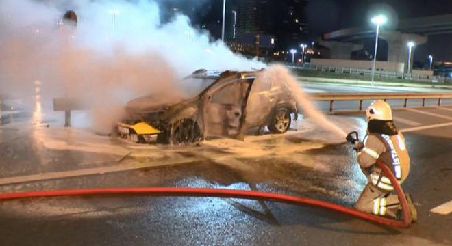 Seyir halindeki taksi alev topuna döndü