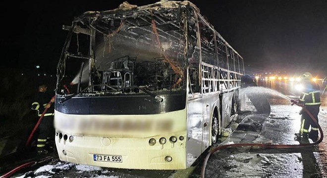 Seyir halindeki yolcu otobüsü alev alev yandı