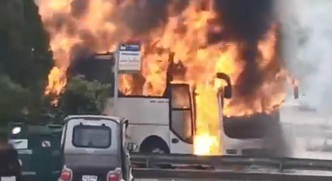 Seyir halindeki yolcu otobüsü alev alev yandı