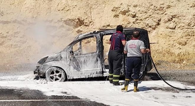 Seyir halindeyken alev alan hafif ticari araç yandı