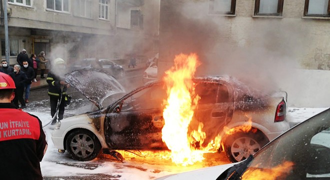 Seyir halindeyken alev alan otomobil, kullanılmaz hale geldi