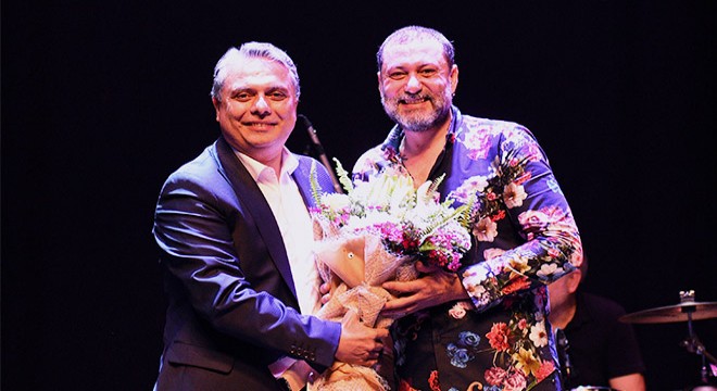 Seyircilerle Harmandalı çaldı
